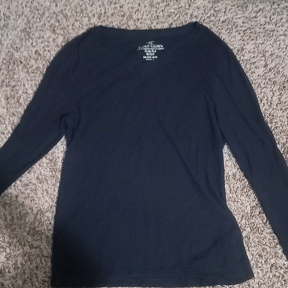 Black v neck tshirt